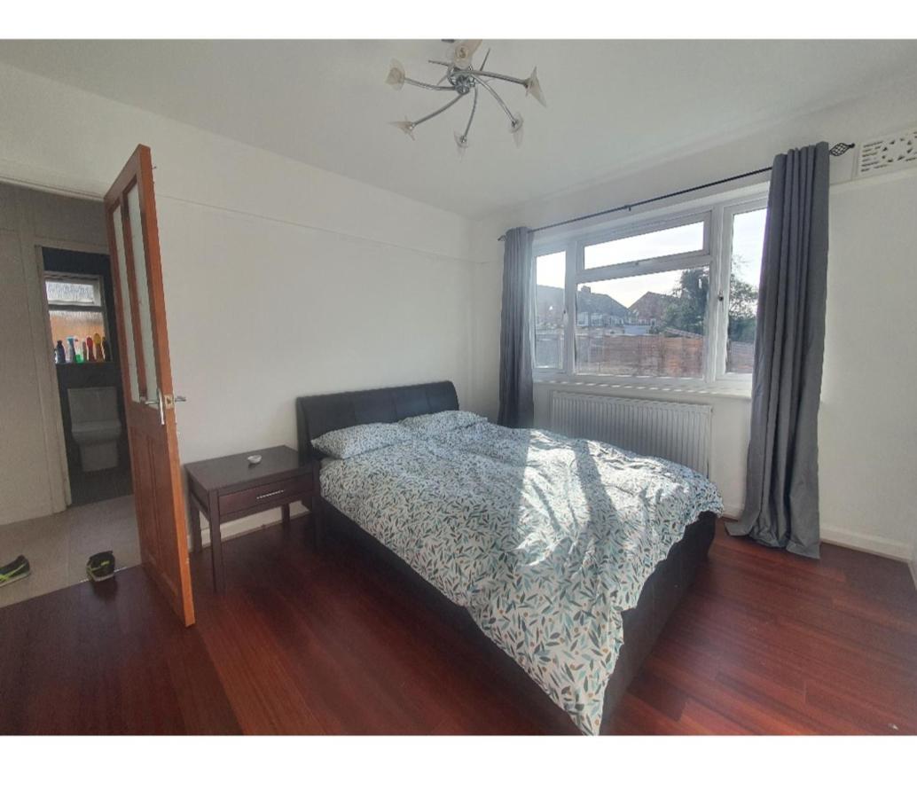 Ritzs Place Northolt  Экстерьер фото