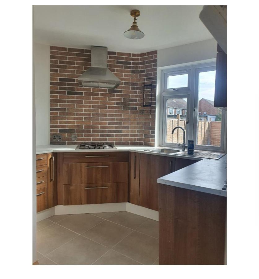 Ritzs Place Northolt  Экстерьер фото
